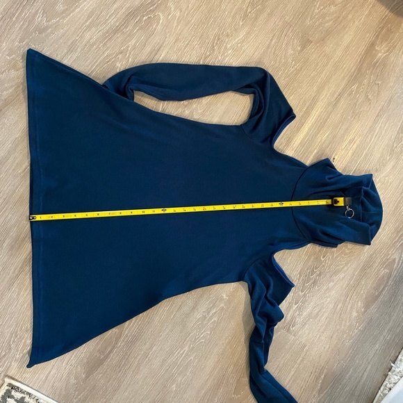 Abi Ferrin Cold Shoulder Long Sleeve Swing Silhouette Tunic Top. Blue. Small. - Picture 10 of 10